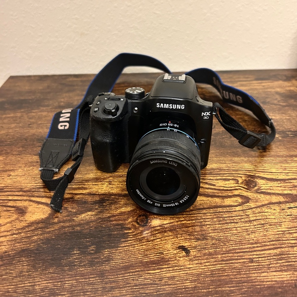 Samsung NX 30 Digital Camera ✨